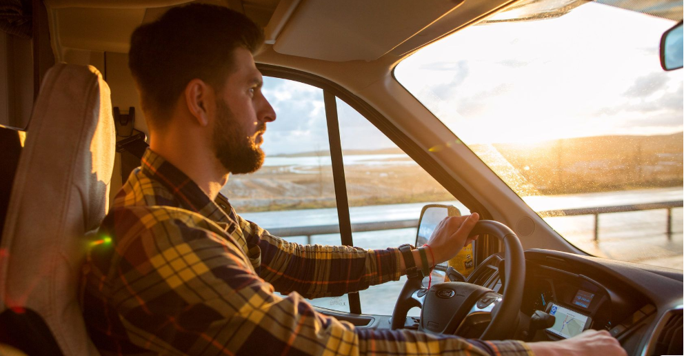 Тревел-эксперт за рулем автодома Тревел-эксперт и автодом